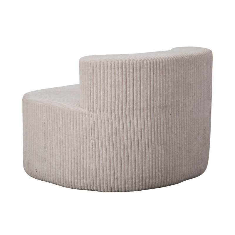 Enkel sofa i lys beige kordfløyel med buet ryggstøtte Enkel sofa i lys beige kordfløyel med buet ryggstøtte