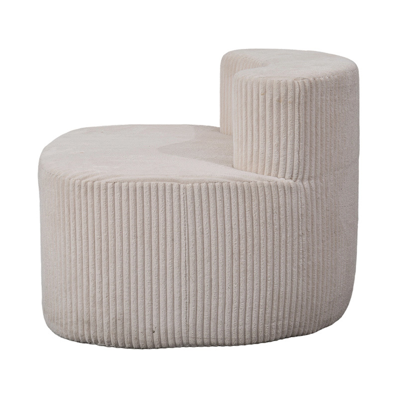 Enkel sofa i lys beige kordfløyel med buet ryggstøtte Enkel sofa i lys beige kordfløyel med buet ryggstøtte