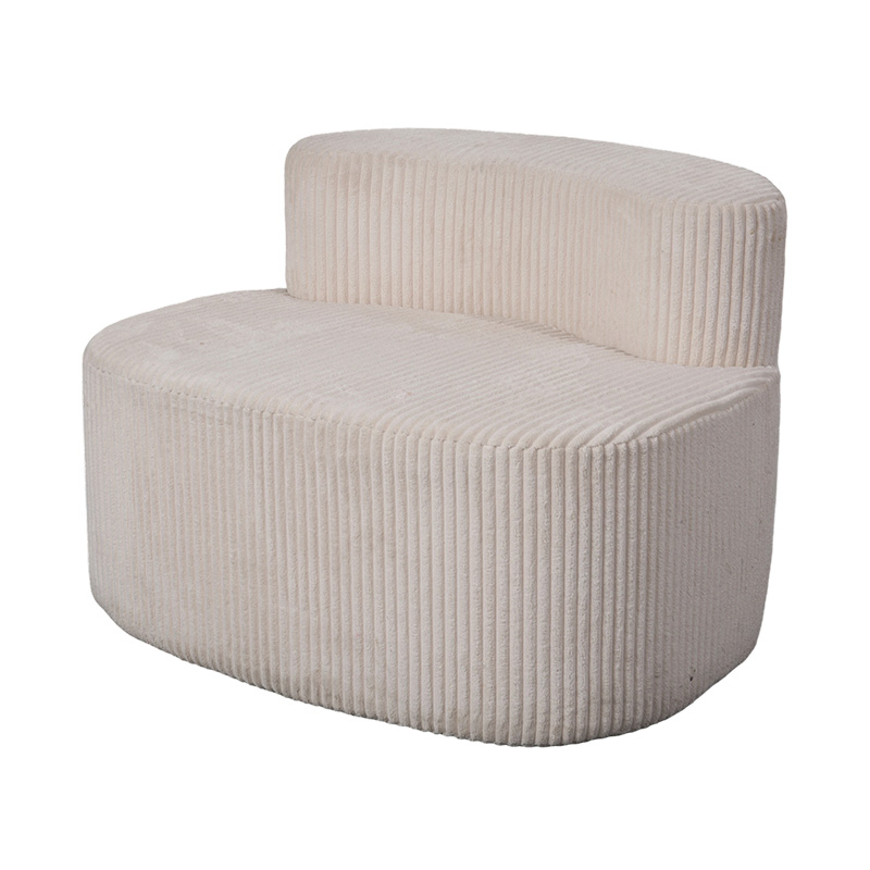 Enkel sofa i lys beige kordfløyel med buet ryggstøtte
