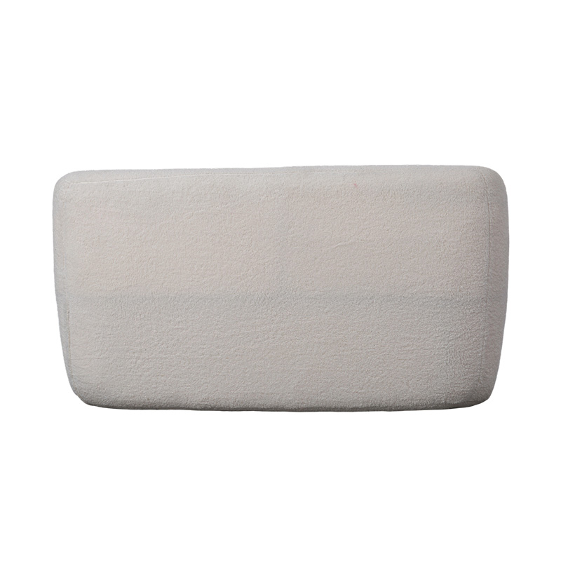 Avrundet dobbel sofa i kremfaux sherpa-stoff for en koselig look