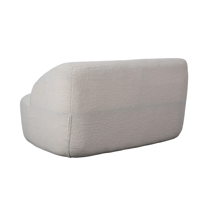 Avrundet dobbel sofa i kremfaux sherpa-stoff for en koselig look