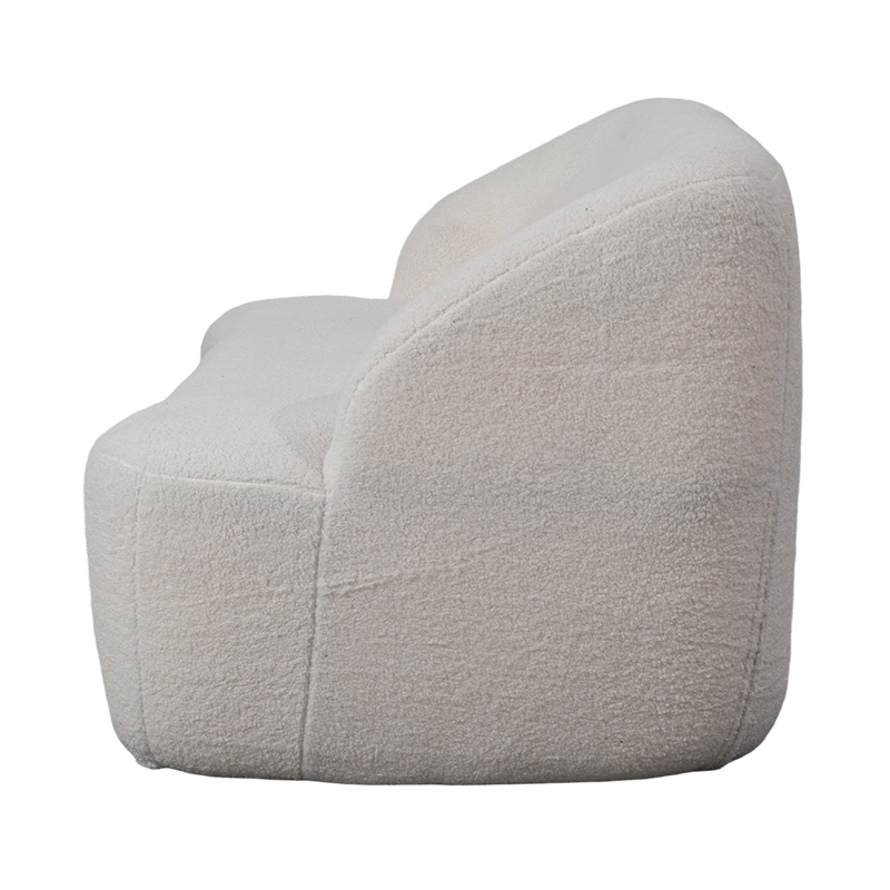 Avrundet dobbel sofa i kremfaux sherpa-stoff for en koselig look