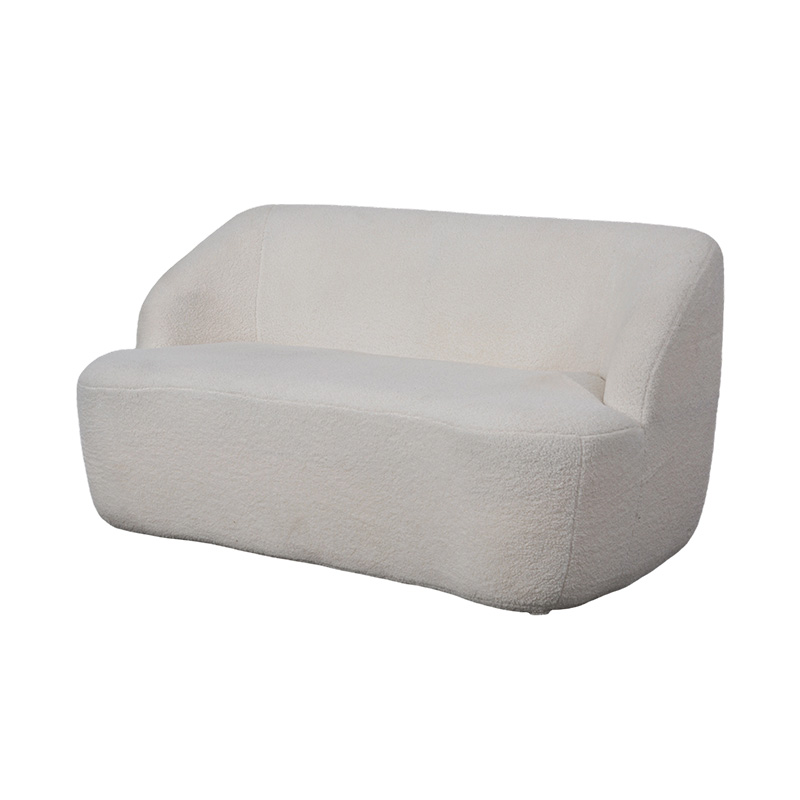 Avrundet dobbel sofa i kremfaux sherpa-stoff for en koselig look