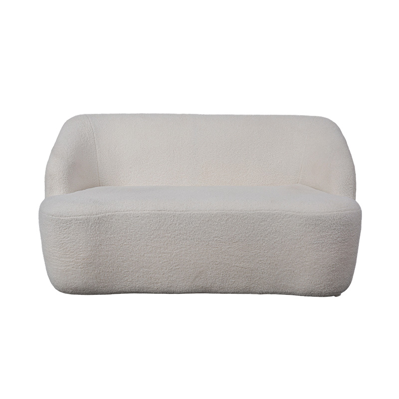 Avrundet dobbel sofa i kremfaux sherpa-stoff for en koselig look
